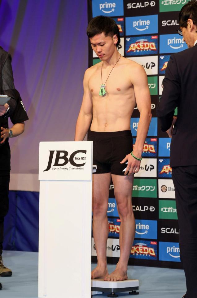 　アクセサリーを着用したまま前日計量に臨む那須川天心（撮影・石井剣太郎）