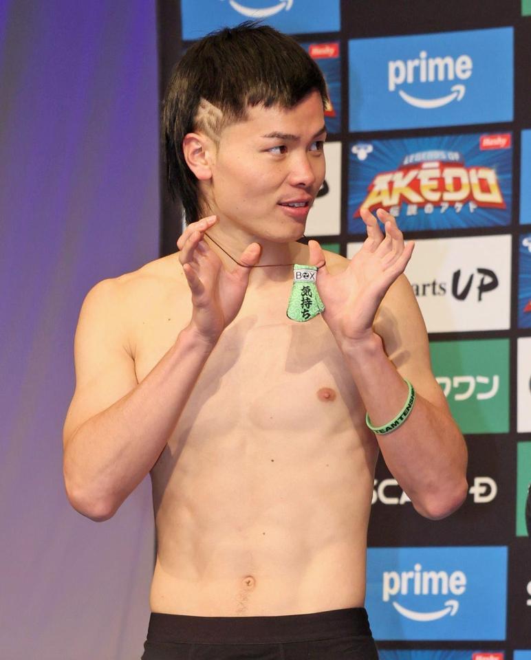 　お守りをはずす那須川天心（撮影・石井剣太郎）