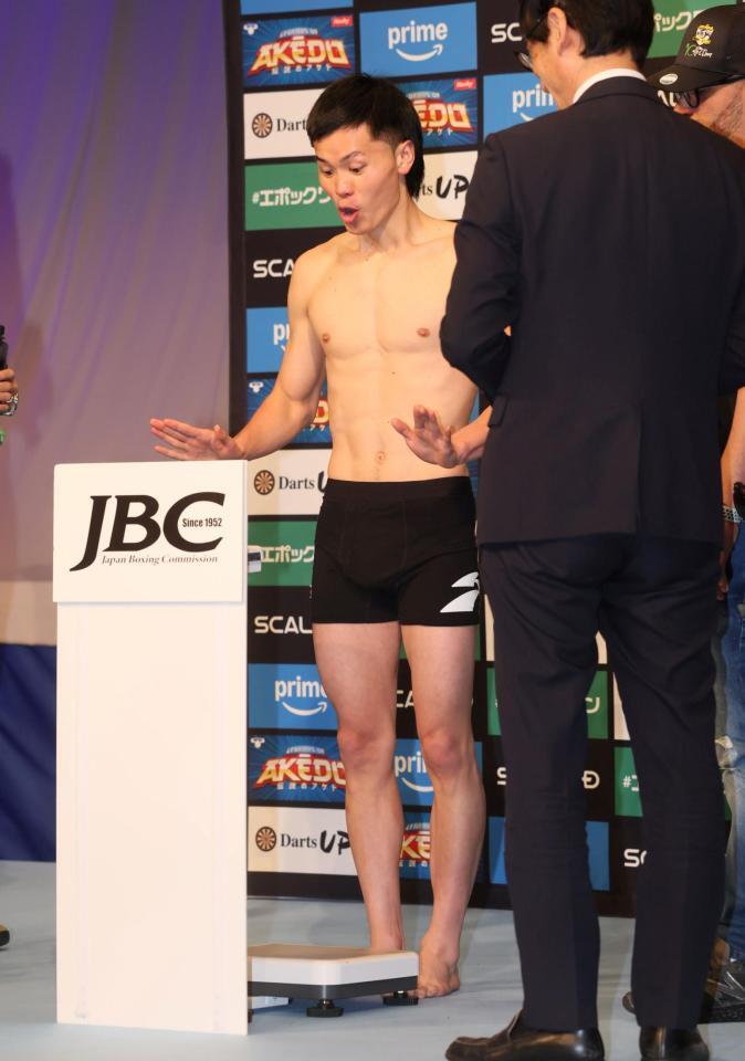 　アクセサリーをはずし計量に臨む那須川天心（撮影・石井剣太郎）