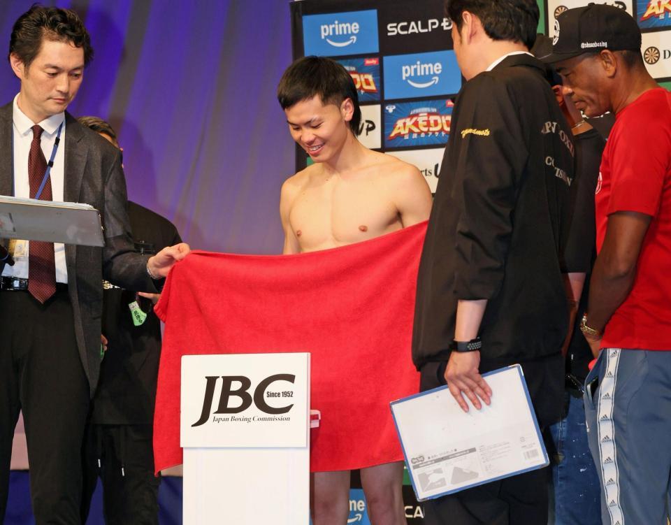 　下着を脱いで前日計量に臨む那須川天心（中央）＝撮影・石井剣太郎