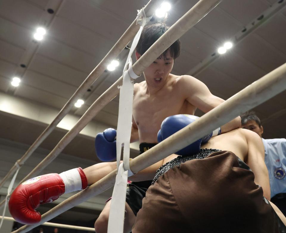 　１Ｒ、攻め込む佐々木麟太朗（撮影・中田匡峻）