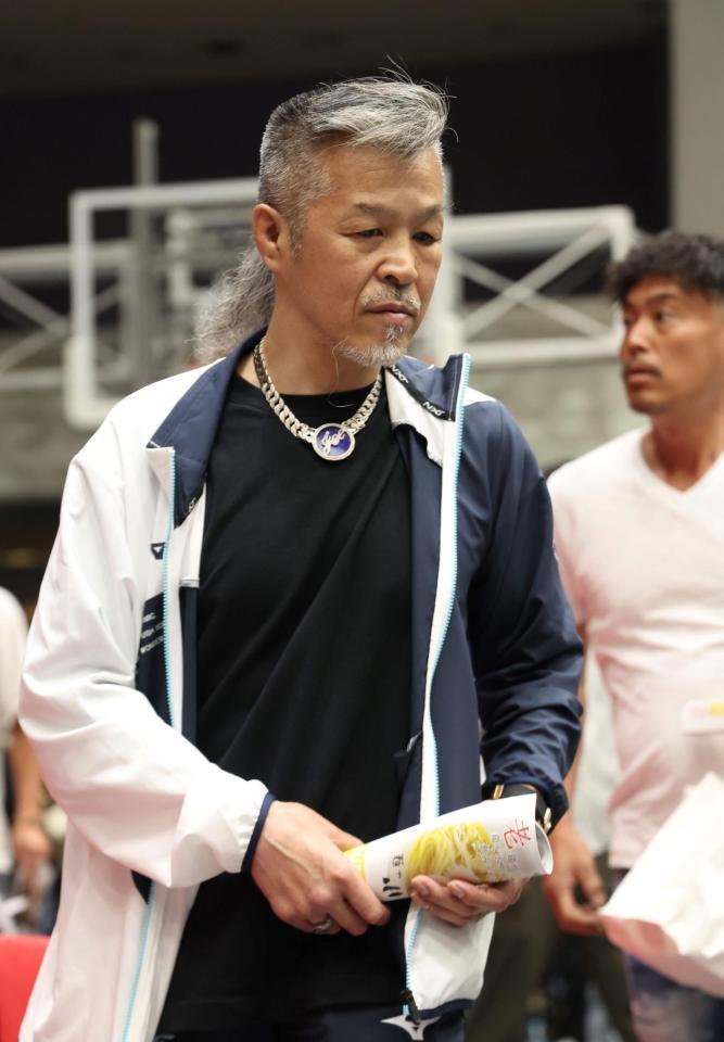 　観戦に訪れる辰吉丈一郎（撮影・中田匡峻）