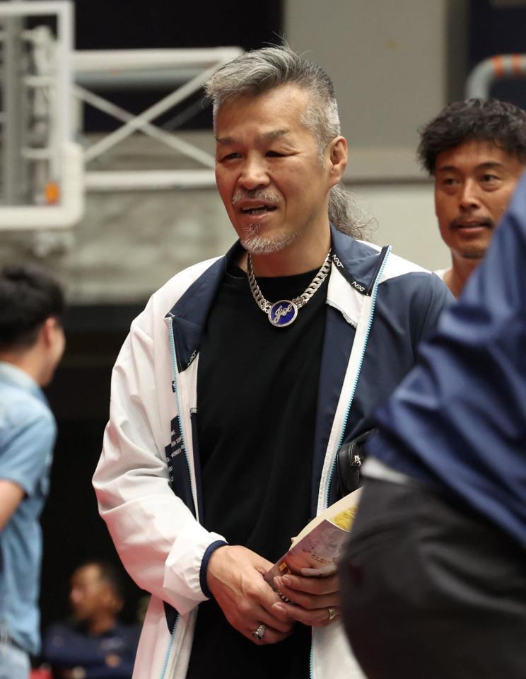 　観戦に訪れる辰吉丈一郎（撮影・中田匡峻）