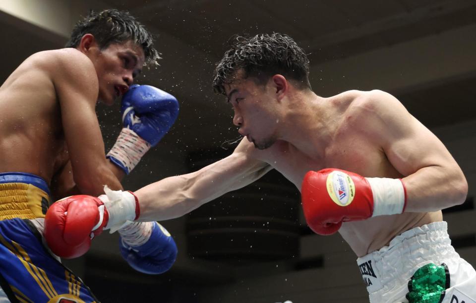 　８Ｒ、アリエル・アンティマロ（左）に打ち込む辰吉寿以輝（撮影・中田匡峻）