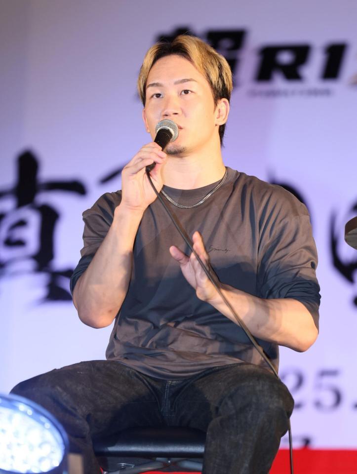 　会見する朝倉未来（撮影・石井剣太郎）