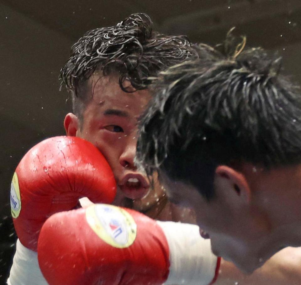 　７Ｒ、アリエル・アンティマロ（手前）に打ち込む辰吉寿以輝（撮影・中田匡峻）