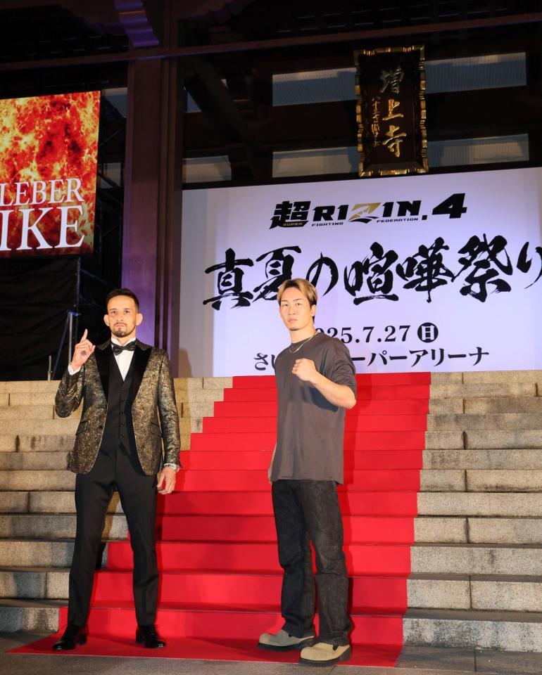 　ポーズを決める朝倉未来（右）とクレベル・コイケ（撮影・石井剣太郎）