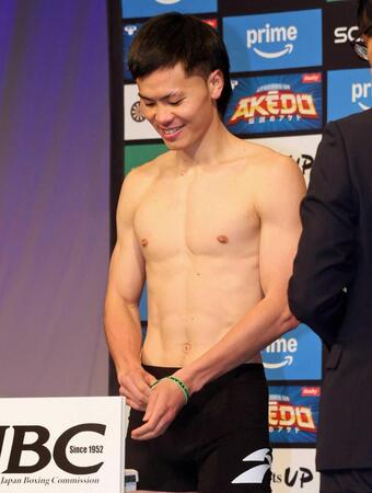 　アクセサリーをはずす那須川天心