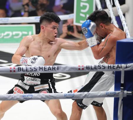 　４回、バン・タオ・トラン（右）に左フックを浴びせる坪井智也（撮影・西岡正）