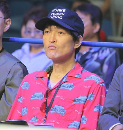 　観戦する千原ジュニア（撮影・吉澤敬太）