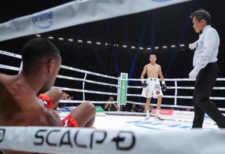 　１回、ミシェル・バンケス（手前）からダウンを奪った増田陸（撮影・吉澤敬太）