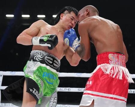 　３回、ビクトル・サンティリャン（右）に左アッパーを打ち込む那須川天心（撮影・吉澤敬太）