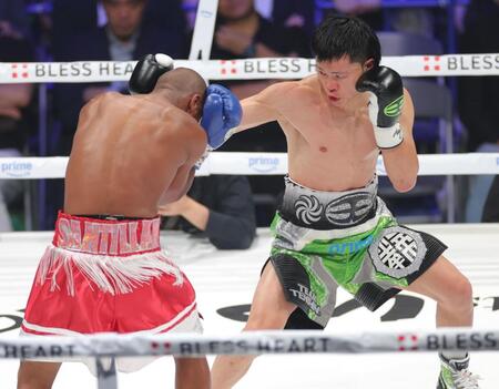 　３回、ビクター・サンティリャン（左）に右フックを放つ那須川天心（撮影・西岡正）