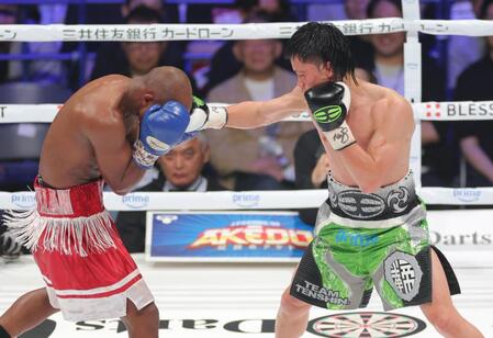 　５回、ビクター・サンティリャン（左）に右ストレートを浴びせる那須川天心（撮影・西岡正）