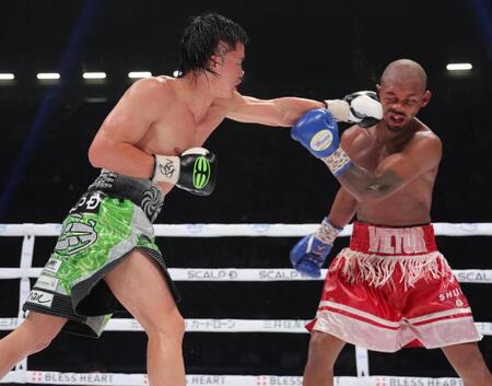 　１０回、ビクトル・サンティリャン（右）を攻める那須川天心（撮影・吉澤敬太）