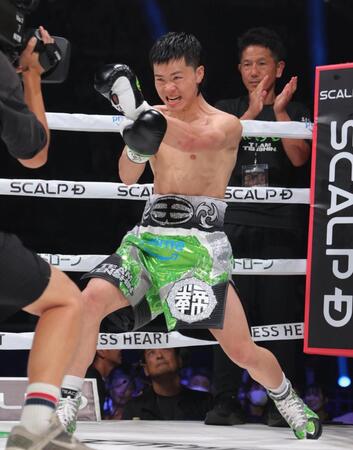 　入場しポーズを決める那須川天心（撮影・吉澤敬太）