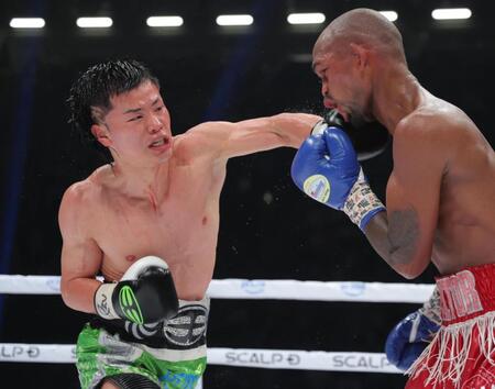 　９回、ビクトル・サンティリャン（右）の顔面に左ストレートを打ち込む那須川天心（撮影・吉澤敬太）