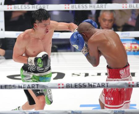 　９回、ビクター・サンティリャン（右）に左フックを浴びせる那須川天心（撮影・西岡正）