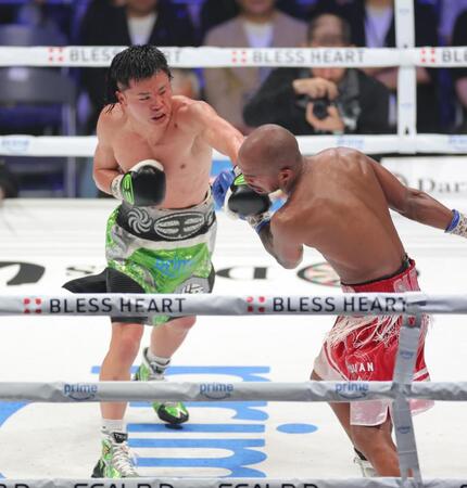 　１０回、ビクター・サンティリャン（右）に左フックを浴びせる那須川天心（撮影・西岡正）