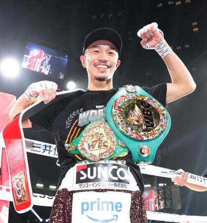 　２本のベルトを肩にかけ笑顔を見せる中谷潤人（撮影・吉澤敬太）