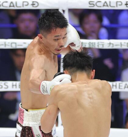 　２回、西田凌佑（手前）に右フックを浴びせる中谷潤人（撮影・西岡正）