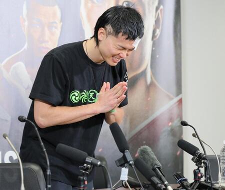 　「なんか、マイクが多くて謝罪会見みたいだな」と意味も無く謝る那須川天心（撮影・吉澤敬太）