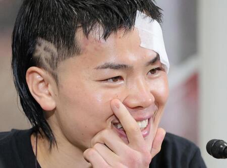 　試合後、不敵に笑う那須川天心（撮影・吉澤敬太）