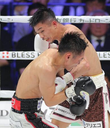 ６回、西田凌佑（手前）に左フックを浴びせる中谷潤人＝有明コロシアム（撮影・西岡正）