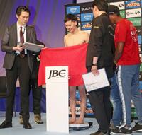 　下着を脱いで前日計量に臨む那須川天心（中央）＝撮影・石井剣太郎