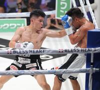 　４回、バン・タオ・トラン（右）に左フックを浴びせる坪井智也（撮影・西岡正）