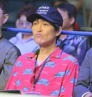 　観戦する千原ジュニア（撮影・吉澤敬太）