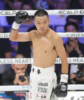 　ミシェル・バンケスにＫＯ勝利し、ガッツポーズの増田陸（撮影・西岡正）