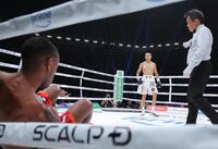 　１回、ミシェル・バンケス（手前）からダウンを奪った増田陸（撮影・吉澤敬太）