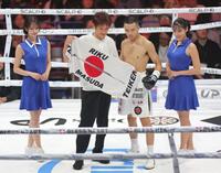 　勝利し、ポーズをとる増田陸（左から３人目）＝撮影・西岡正