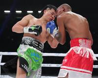 　３回、ビクトル・サンティリャン（右）に左アッパーを打ち込む那須川天心（撮影・吉澤敬太）