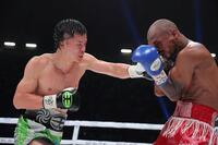 　８回、ビクトル・サンティリャン（右）を攻める那須川天心（撮影・吉澤敬太）