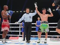 　判定勝ちした那須川天心（右）＝撮影・吉澤敬太