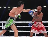 　１０回、ビクトル・サンティリャン（右）を攻める那須川天心（撮影・吉澤敬太）