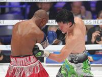 　５回、ビクター・サンティリャン（左）に左ボディーを浴びせる那須川天心（撮影・西岡正）