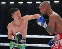 　９回、ビクトル・サンティリャン（右）の顔面に左ストレートを打ち込む那須川天心（撮影・吉澤敬太）