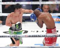 　９回、ビクター・サンティリャン（右）に左フックを浴びせる那須川天心（撮影・西岡正）