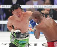 　１０回、ビクター・サンティリャン（右）に左フックを浴びせる那須川天心（撮影・西岡正）