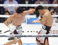 　２回、西田凌佑（右）に左フックを放つ中谷潤人（撮影・西岡正）