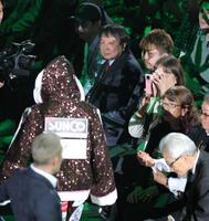 　入場する中谷潤人（左）を見つめる井上尚弥と大橋会長（撮影・西岡正）