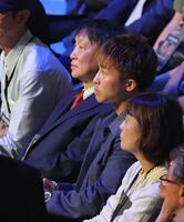 　試合結果を見る大橋秀行会長（奥）と井上尚弥（撮影・西岡正）