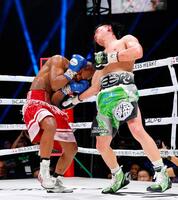 　ノンタイトル10回戦で攻める那須川天心（右）