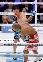 　ノンタイトル10回戦で攻める那須川天心（奥）