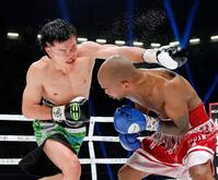 　ノンタイトル10回戦で攻める那須川天心（左）