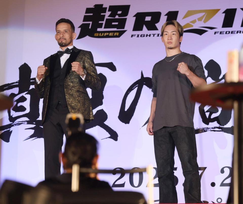 　ポーズを決めるクレベル・コイケ（左）と朝倉未来（撮影・石井剣太郎）