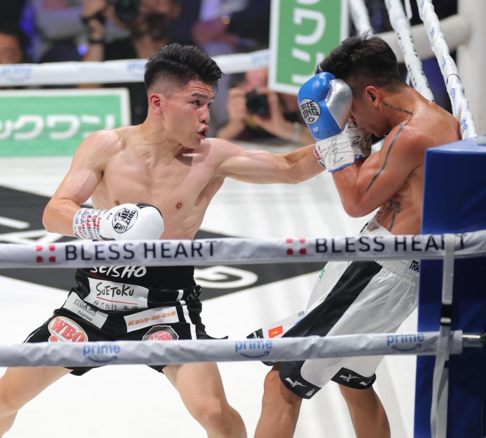 　４回、バン・タオ・トラン（右）に左フックを浴びせる坪井智也（撮影・西岡正）